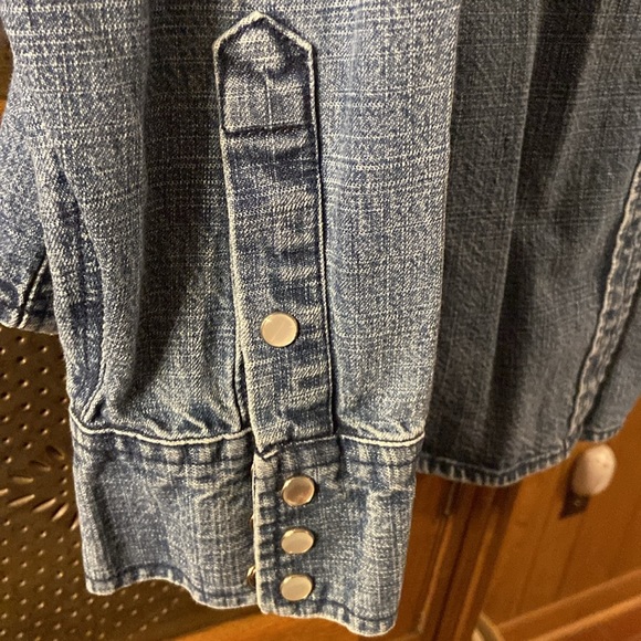 Coldwater Creek, 2X, denim shirt with pearl snaps. - Picture 5 of 6